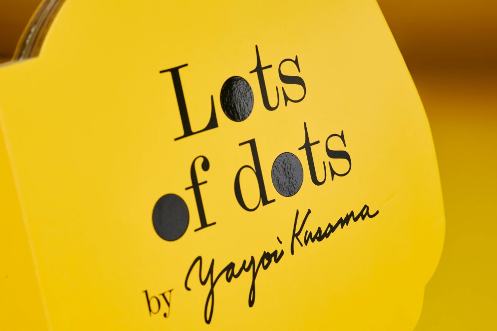 LOTS OF DOTS YAYOI KUSAMA